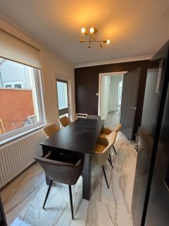 The Clare Court 6BR - Sleeps 7 - Contractor-friendly Modern Amenities Fast Wi-Fi - Free Parking - Close to Train Bus Stations Shops & Cafés I Leisure and Business Stays Welcome Contractors Tradesmen and Group Travellers - Long-stays arrangements welcome - 8