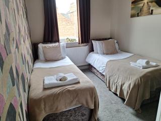 The Hampton Beautiful 3 Bedroom House with Conservatory & Garden - 2