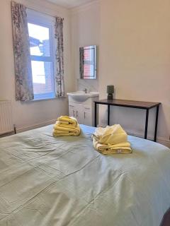 Spacious 5 Bed Contractor House En-suites, Parking & Garden - 7