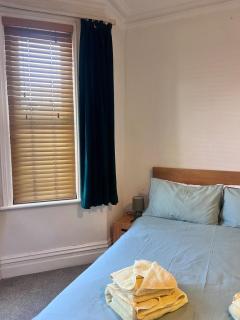 Spacious 5 Bed Contractor House En-suites, Parking & Garden - 1