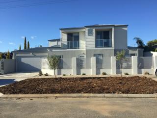 PAUSEBoutique 4BR Home Close to CBD, Beach & Shopping - 0
