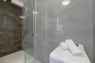 Nadmorski Apartament z Tarasem, Ogródkiem i Parkingiem Blisko Plaży by Noclegi Renters - 7