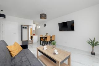 Nadmorski Apartament z Tarasem, Ogródkiem i Parkingiem Blisko Plaży by Noclegi Renters - 3