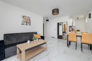 Nadmorski Apartament z Tarasem, Ogródkiem i Parkingiem Blisko Plaży by Noclegi Renters - 4