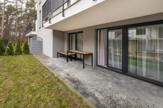 Nadmorski Apartament z Tarasem, Ogródkiem i Parkingiem Blisko Plaży by Noclegi Renters - 6