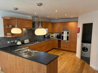 Spacious 5-Bedroom Home in Winkfield Row, Ascot - 7