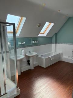 Spacious 5-Bedroom Home in Winkfield Row, Ascot - 1