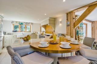 2 Bed in Holmbury St. Mary oc-midfb - 2