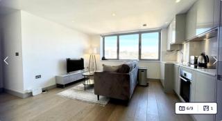 Stylish 1-Bed Flat with City Views - 4