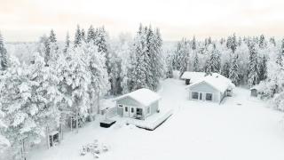 Arctic Snow Lake Mini Lodge - 9