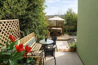 Totterdown's Fabulous House & Floral Garden - 4
