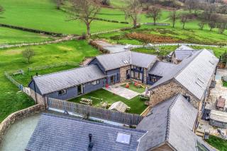 Y Stabl The Stable - 9