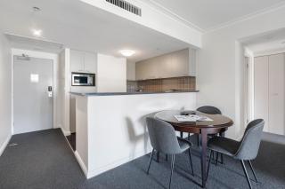 Modern Nomads King Size 1BR with Pool in the Heart of Melbourne - 8