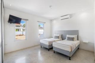 Ruby Villa with Rooftop by Signature Stays Aruba - 2