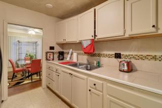 Cozy WFH Home with Fireplace and Basketball Hoop - 7