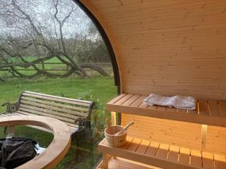 Sycamore Lodge with Hot Tub- Quirky & Romantic - 8