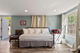 The Dearing Guest House - Private Gameday Studio - 6