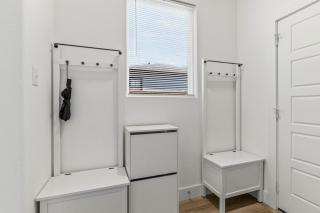 Beautiful and Spacious 7 MINS from Airport - 1