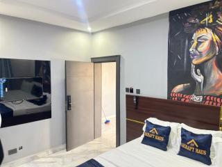 Charming Urban Hideaway with Artistic Flair - 9