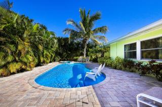 Da Beach House - 2 Blocks to Beach, Pool & Spa by Anna Maria Life Vacation Rentals - 9