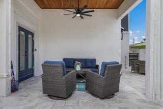 Coconut Hut - Pool & Spa, Pool Table, Putting Green by Anna Maria Life Vacation Rentals - 2