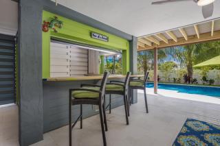Deja Blu - 1 Block to Beach! Tropical Oasis, Poolside Lounge, Pool & Spa by Anna Maria Life - 1