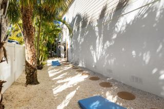 Island Time on Cedar - 3 Houses to Beach! Dog Friendly! Games Galore! Heated Pool by Anna Maria Life - Anna Maria - 4