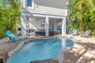 La Coconut - 1 Block to Beach! Dog Friendly! Ping Pong & Foosball, Heated Pool by Anna Maria Life - Holmes Beach - 0