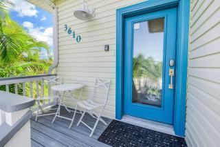 La Coconut - 1 Block to Beach! Dog Friendly! Ping Pong & Foosball, Heated Pool by Anna Maria Life - Holmes Beach - 2