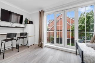 Riverview, studio style room near station R3 - 7