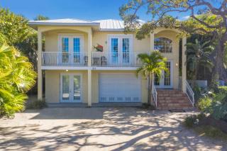 Mon Ami - Pine Ave Location! Pool! 3 Blocks to Gulf or Bay by Anna Maria Life Vacation Rentals - 2