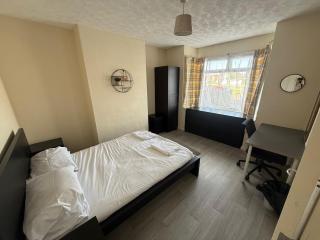 5 bedroom home in Filton - 9