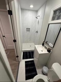 Uptown Modern Escape 4bd 2ba - 9