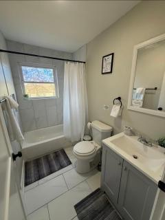 Uptown Modern Escape 4bd 2ba - 1