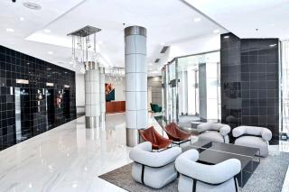 Perfectly Located Apt - Steps to Metro & More - 3
