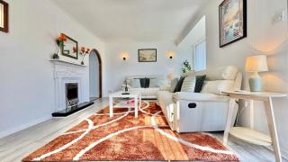 Modern 3 Bedroom Home 4 Beds Private Parking - 1