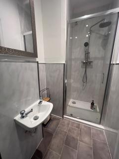 Hazel House Liverpool - 5 bedrooms - 5 Bed - 5 Bath - Group Stay - 6