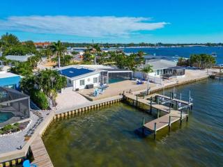 Salt & Soul - Bayfront, Boat Dock, Large Pool, Spa by Anna Maria Life Vacation Rentals - 4