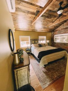 Luxury Stay Steps From Downtown Saratoga Springs - Fire - 4
