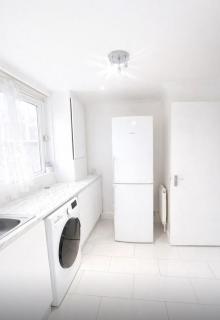 Extra large king size spacious room next to Queen Elizabeth Hospital - 1