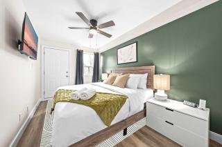 Modern & Spacious 2BR Loft with Balcony & Parking - 7