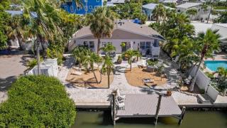 The Salty Marlin B - Canal Front & Dock on North End by Anna Maria Life Vacation Rentals - 9