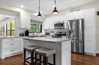 2 Min to Park Ave | Charming Winter Park Bungalow - 9