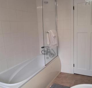2 Bed Home - Parking Wifi Smart Tv - 4
