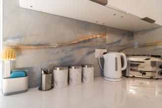 Warden Home-9 Guests-4 bedrooms-Near Etihad Stadium & CO-OP Arena-100 - near Train Station & Bus Station - 9