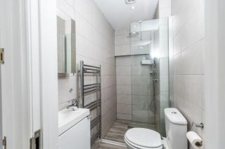 Spacious Central Cheltenham House Sleeps 8 - 9