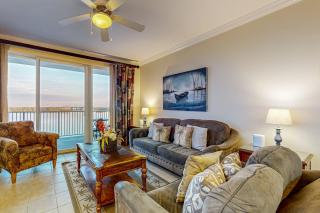 Relaxing lakefront condo with lake view, kitchen, AC, pool, hot tub & gym - 5