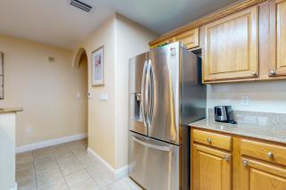 Relaxing lakefront condo with lake view, kitchen, AC, pool, hot tub & gym - 1