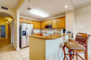 Welcoming lakefront condo with lake view, AC, pool & hot tub near attractions - 5