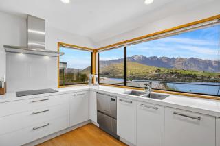 Queenstown Hill Comfort 4BR Views Fireplace - 7